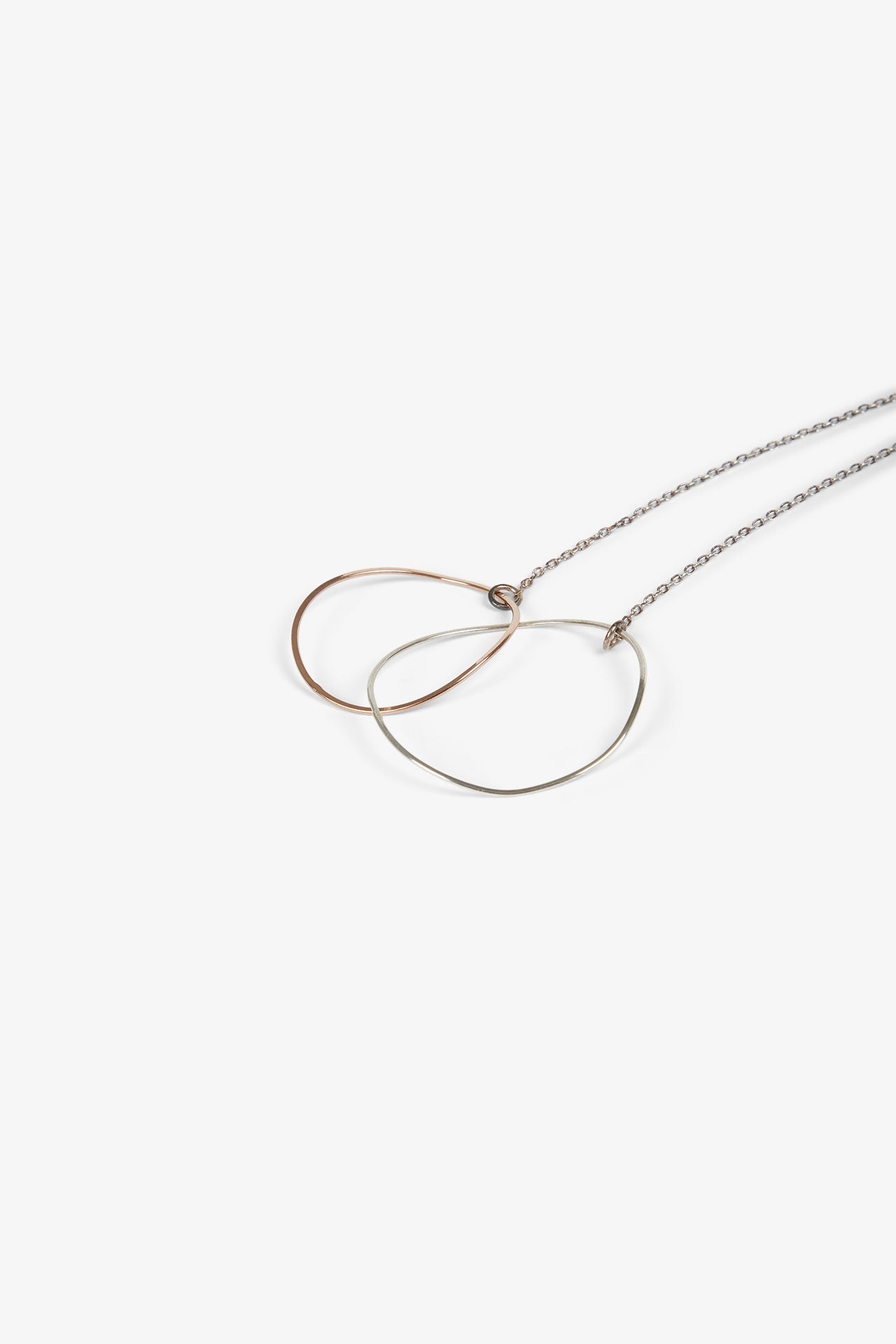 Clémence kurze gewellte Halskette mit 2 Ringen