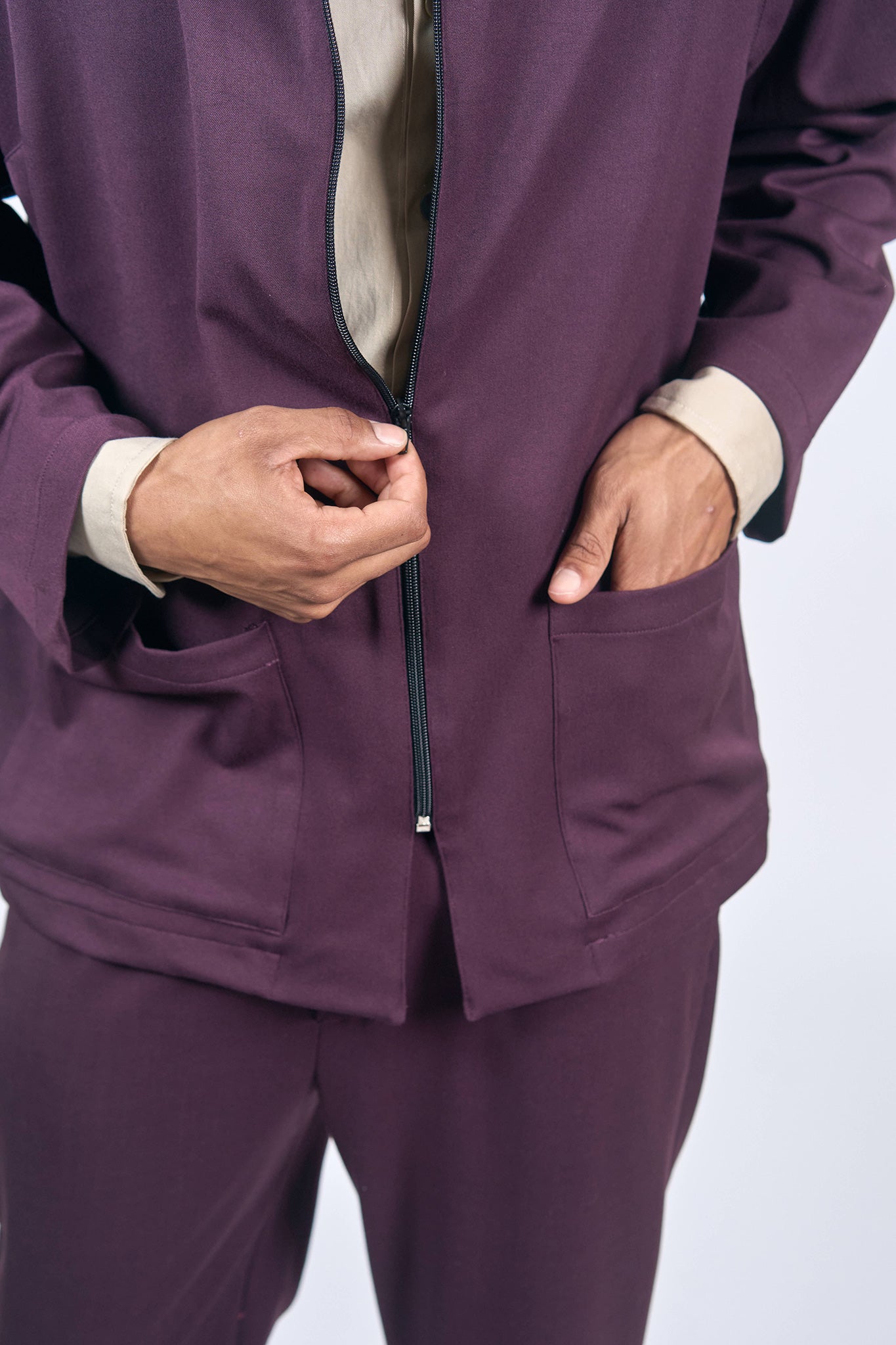 Auberginenfarbene, quadratische Gabardine-Jacke